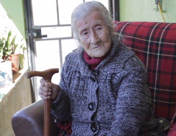 Şili La Boca'lı, 91 yaşındaki bu kadının adı Estela Menendez. Yıllardır karnında şişlik olmasına rağmen, bir sıkıntı olabileceğini düşünmemiş.
