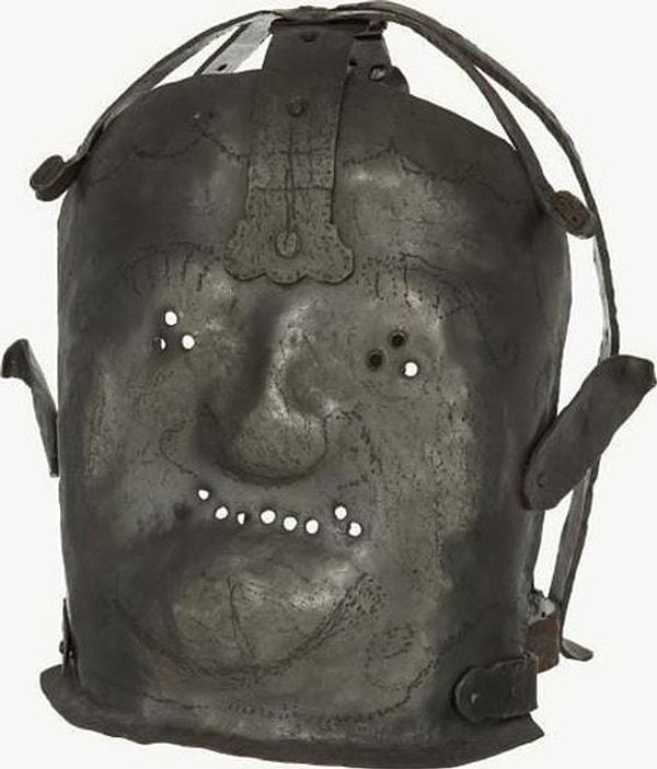 6. 17. yüzyılda akli dengesizliği olan kişiler için kullanılmış maske