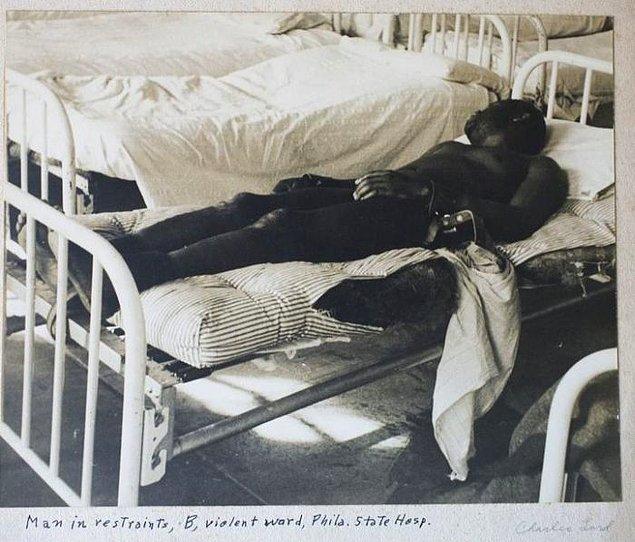 19. Philadelphia Devlet Hastanesi'nde bu adam, şiddetli hastalar için ayrılan bölümde yatıyor.