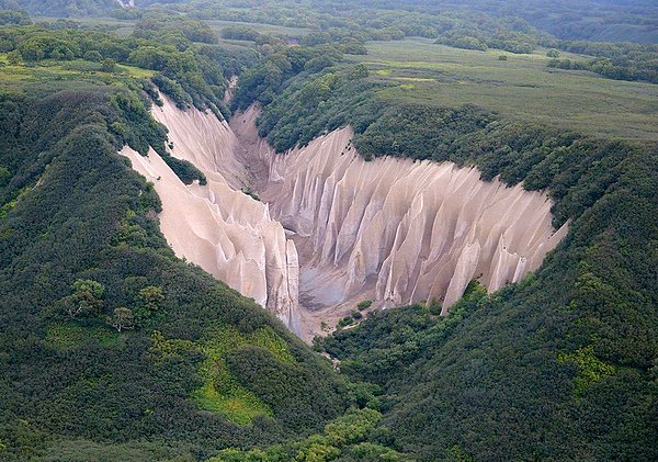 Kamçatka'da volkanik kökenli beyazımsı sünger taşlarından oluşmuş bir vadiler topluluğu bulunuyor.