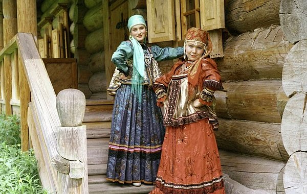 Köyün kadınları kafkas ezgileri bulunan kıyafetler giyiyor. Güzellikleri ile de birleşince ortaya bu muazzam görüntü çıkıyor.