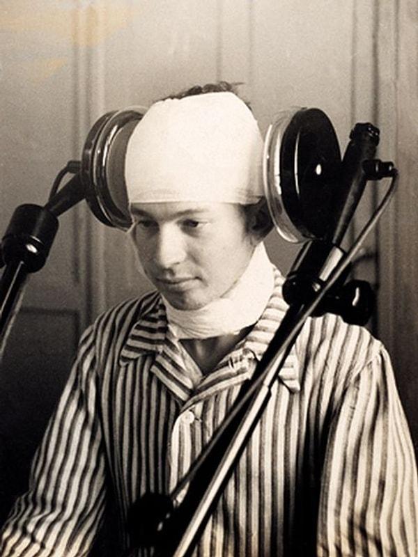 26. 1920'lerin başında, serebral diatermi tedavisi gören bir hasta