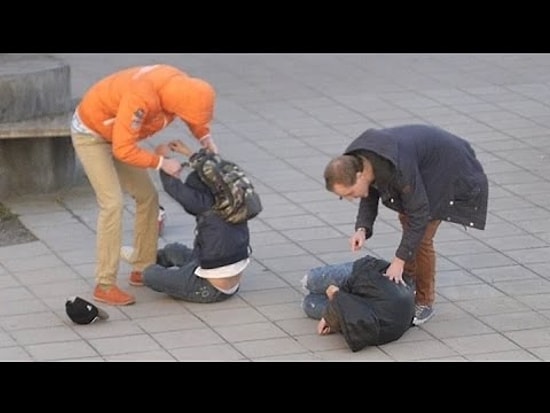 Sokak Ortasında Dayak Yiyen Çocuk Görseniz Tepkiniz Ne Olurdu? | Sosyal Deney İçerir