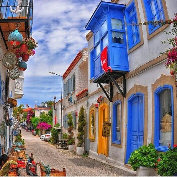 4. Alaçatı, özellikle de Yunanlılardan kalma cumbalı, taş evleriyle, arnavut kaldırımlarıyla ve dar sokaklarıyla ünlü.