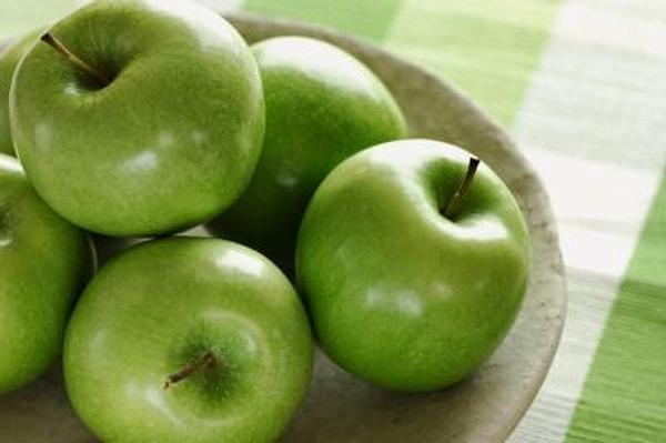 7. Evde bulduğunuz en büyük kaseye koyduğunuz 1 kilo yeşil elma sayesinde sağlıklı beslendiğiniz izlenimini verebilirsiniz