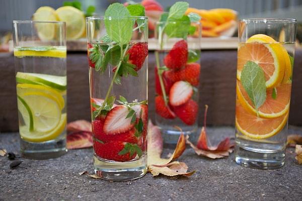 3. Su bile ikram edecek olsan, bardağın içine bir iki meyve dilimi koymayı unutma