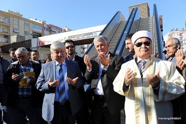 9. Antalya'nın Etiler Mahallesi'ndeki halk, 2 yıldan beri çalışmayan üstgeçitin yürüyen merdiveni için imam getirip dua ettireli 2 yıl oldu.