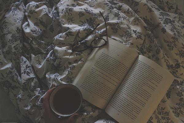 3. Dışarıda yağmur yağarken, evinizde çayınızı yudumlayıp kitap okumak kadar keyifli bir şey yoktur.