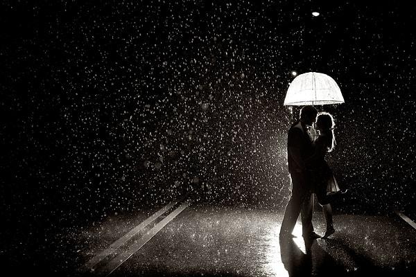 8. Aşkla ilgili en mutlu anılarınız yağmur altında geçmiştir; her yağmurda o anıları tekrar yaşarsınız.