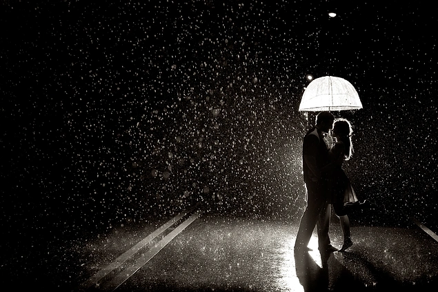 yağmurda yürüyen çift ile ilgili görsel sonucu
