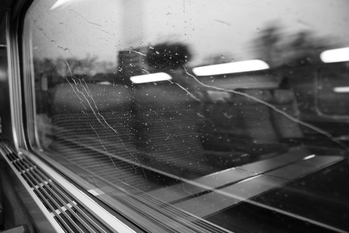 Поезд грусти и печали. Окно поезда. Окно вагона поезда. Стекло окна поезда. Поезд дождь.