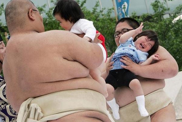 1. Japonya'da bir sumo güreşçisinin bebeğinizi ağlatması iyi şans sayılır.