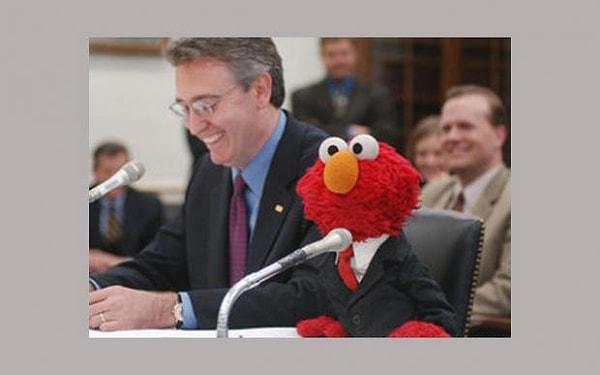 14. Elmo, meclis oturumunda tanıklık veren ilk insan olmayan şeydir.