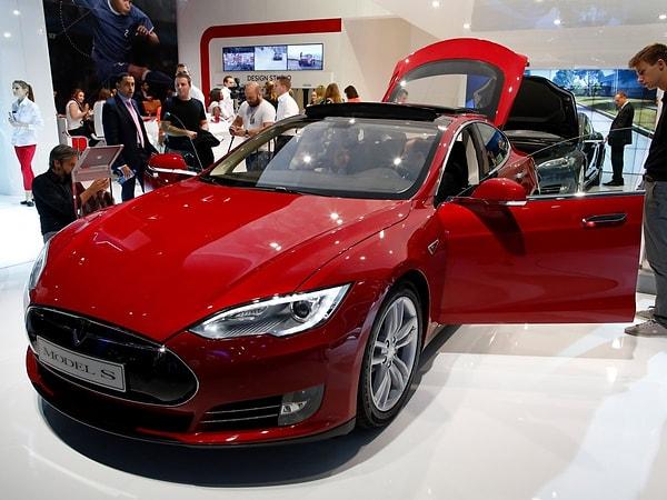 100 bin dolarlık bir Tesla'sı garajında duruyor.