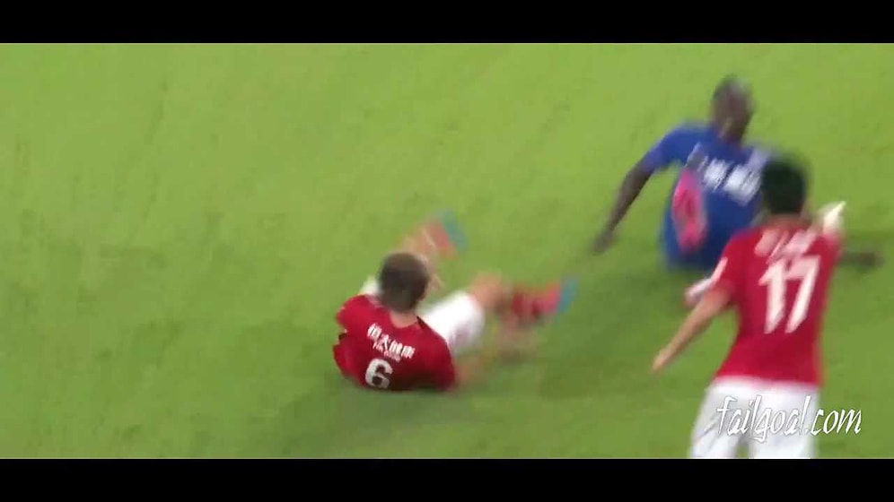 Demba Ba'dan Rakibine Uçan Tekme