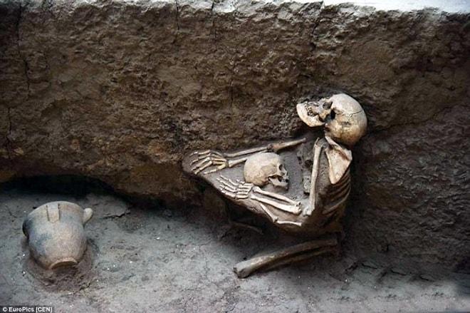 4000 Yıl Önce Birbirlerine Sarılmış Bir Şekilde Ölen Anne ve Çocuğun Bulunan İskeletleri