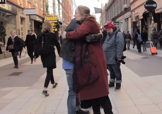 İsveç'te Kör Bir Müslüman Soruyor: Bana Güveniyor musun? | Sosyal Deney