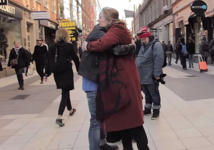 İsveç'te Kör Bir Müslüman Soruyor: Bana Güveniyor musun? | Sosyal Deney