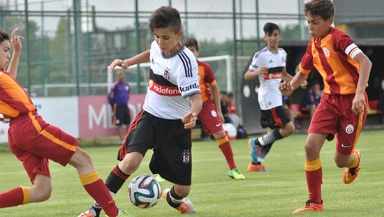 Bu Çocuğu İzleyin! 'Küçük Ronaldo' Lakabını Sonuna Kadar Hak Eden Beşiktaş U-12 Oyuncusu