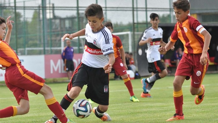 Bu Çocuğu İzleyin! 'Küçük Ronaldo' Lakabını Sonuna Kadar Hak Eden Beşiktaş U-12 Oyuncusu