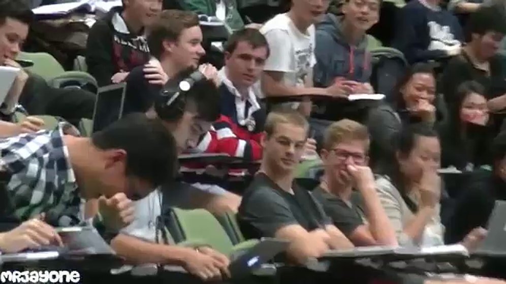 Kulaklık Girişini Takmayı Unutan Çocuğun Sınıfta Porno İzlerken Yakalanması