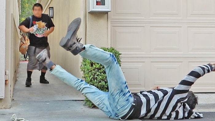 Görenlere Korku Dolu Anlar Yaşatan Sokak Ortasında Vurulma Şakası