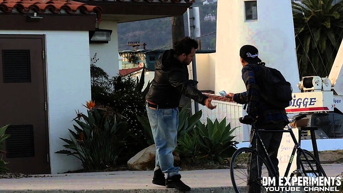 Yardım Kutusuna Atmanız İçin Verilen 100 Doları Cebinize Atar mıydınız? | Sosyal Deney