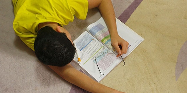 9. Gün boyu annesi tarafından ödevlerini yapması telkin edilen çocuk istemeye istemeye televizyonun karşısına kurulur. Halıda defter kitap, güya ders çalışıyordur.