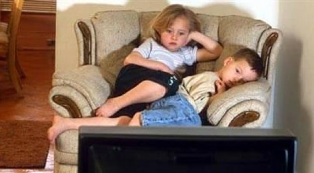 1. Sabah herkes uyurken erkenden uyanıp ev ahalisi uyanana kadar soğuk evde çizgi film izlenir.