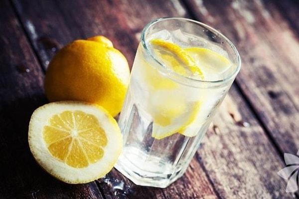 7. Yemeğinizin üzerine içeceğiniz 1 bardak taze limon suyuyla karıştırılmış maden suyu da vücudunuzun mineral dengesini dengede tutacaktır.
