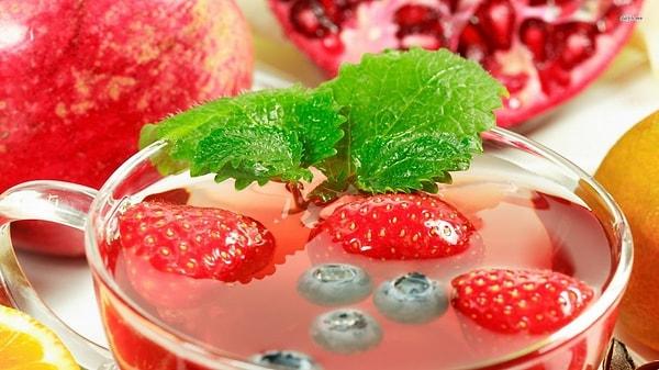 8. Öğleden sonra içeceğiniz kırmızı meyve çayları da yoğun antioksidan içerdiğinden, vücudunuzu zinde tutmaya yardımcı olacaktır.