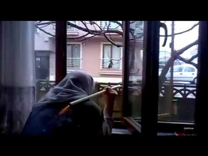 Torununa Denek Olan Ninenin Ev Yapımı Füze Atması