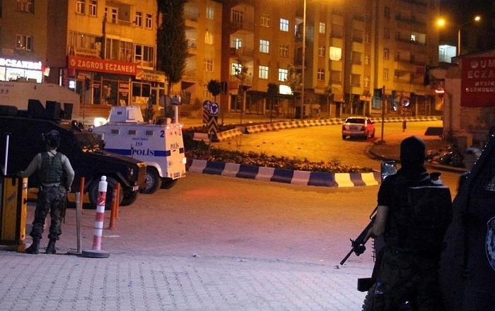 Bitlis'te Jandarma ve Emniyet Binalarına Saldırı: 1 Asker Yaralı