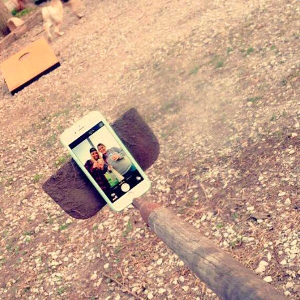 3. Hanım ablalar kazma ile kendi selfie çubuklarını yapmışlar.