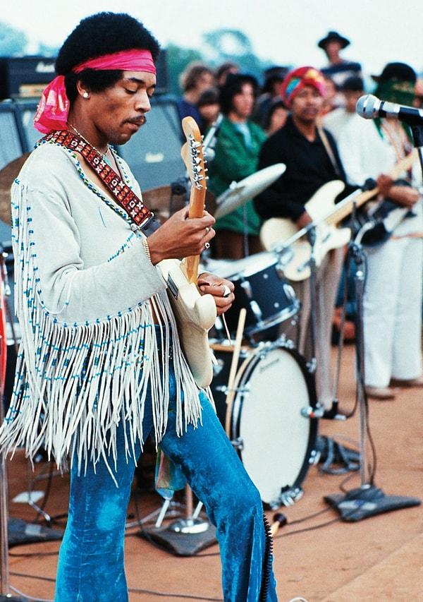 6. Jimi Hendrix Woodstock'ın üçüncü gününde.