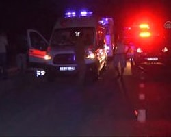 Kaza alanından detaylar- Kaza yapan araçlar- Yaralıların sedyeyle ambulansa taşınması- Yaralıların hastaneye getirilişi Bilecik'te minibüsle kamyon çarpıştı: 6 yaralı Bilecik'te minibüsle kamyonun çarpışması sonucu 6 kişi yaralandı.