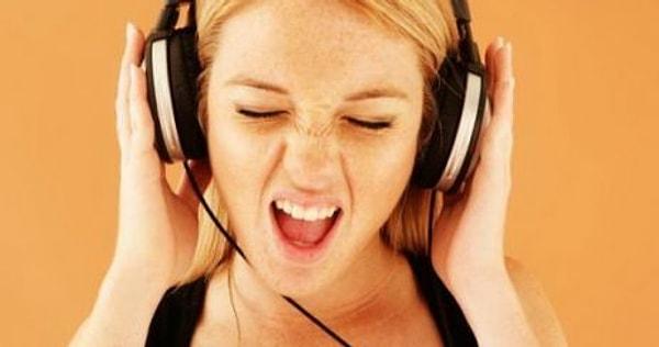 4."Kulaklıkla Bangır Bangır Müzik Dinlersen Başın Ağrır Tabii"