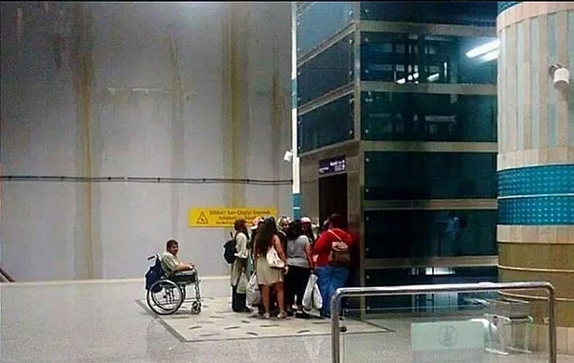 Adı üzerinde "Engelli asansörleri"; engelliler içindir. Öncelik siz değilsiniz.