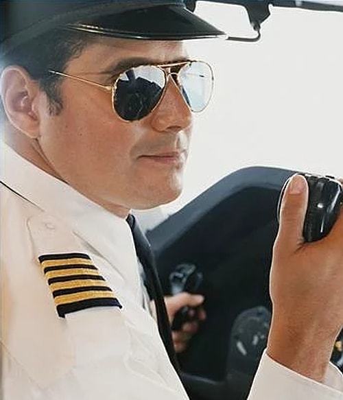 Pilotların abartılı derecede havalı gözlükler takma merakları. Hatta o gözlük çerçeveleri her zaman altın ve gümüş renklerinde olmalıdır.
