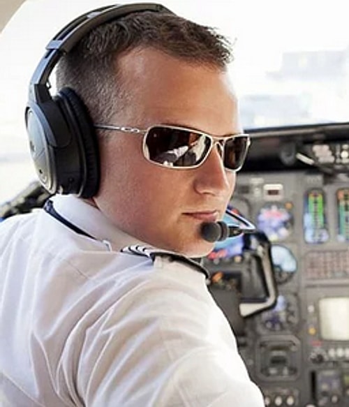 Pilotların abartılı derecede havalı gözlükler takma merakları. Hatta o gözlük çerçeveleri her zaman altın ve gümüş renklerinde olmalıdır.