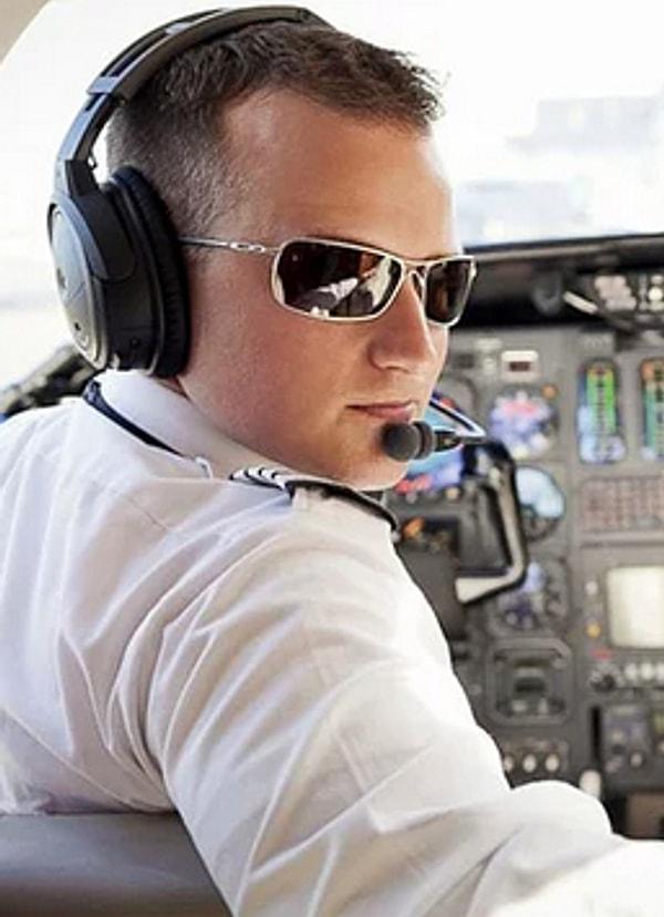11. Pilotların abartılı derecede havalı gözlükler takma merakları. Hatta o gözlük çerçeveleri her zaman altın ve gümüş renklerinde olmalıdır.