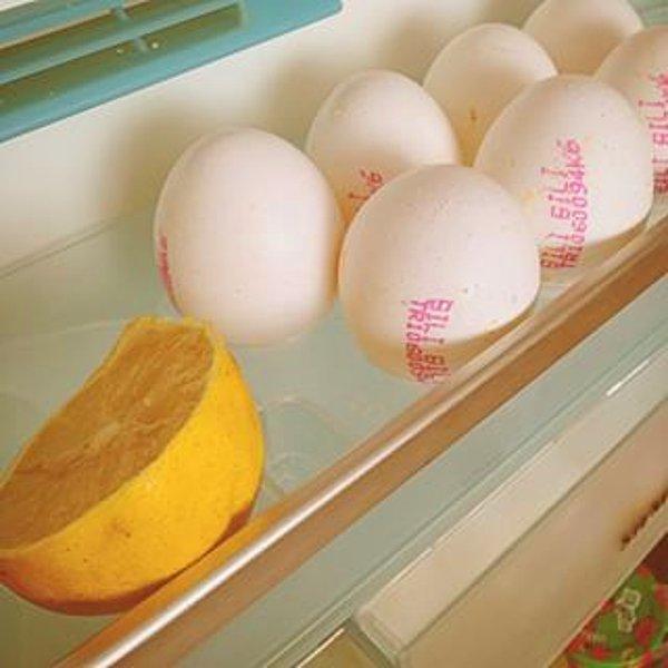 1. Buzdolabının yumurtalık bölümünde yarısı kesilmiş olarak bekleyen esrarengiz limon.