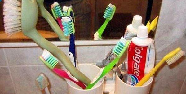 3. Ezelden beri banyonuzdaki diş fırçası kutusunda duran ve kime ait olduğu bilinmeyen diş fırçası