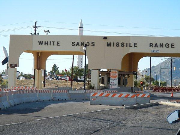 Röportajda, 16 Temmuz 1945'te Dünya'nın ilk atom bombası Trinity'nin test edildiği yer olan Meksika'daki White Sands Missile Range (Beyaz Kum Füze Atış Alanı) tesisinden bahsediyor.