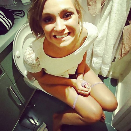 Sosyal Medyayı Sallayan Yeni Akım: Kakişkolarını Yaparken Fotoğraf Çektiren Kızlar