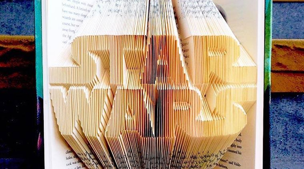 Kitaplarla Arasını İyi Tutması Gerektiğini Biraz Yanlış Anlamış Sanatçının 27 Çalışması