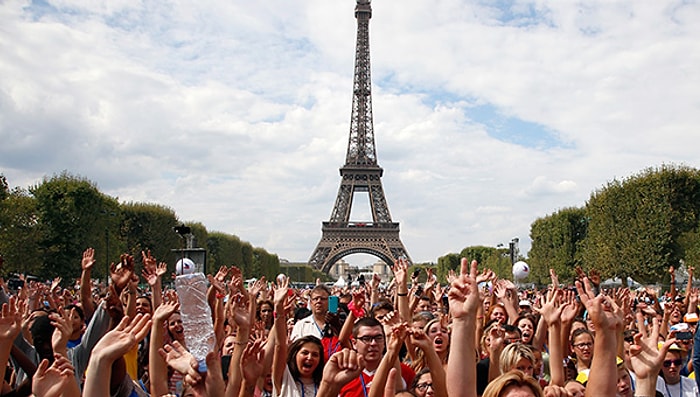 Paris'te 35. Kez, 'Dünya Tatile Gidemeyenler Günü' Kutlandı