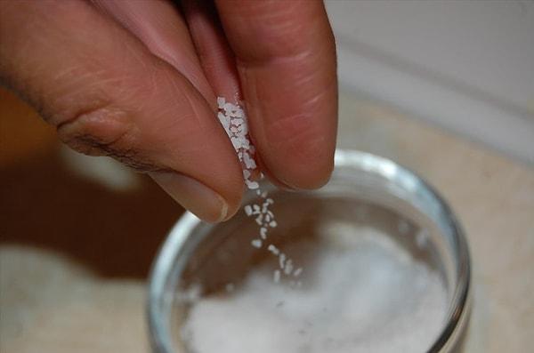 15. Sütün biraz daha taze kalmasını sağlayan şey hiç şüphesiz bir tutam tuz.
