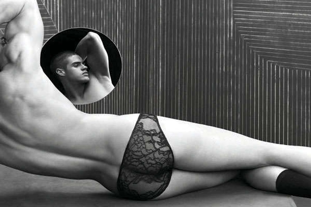 Tayt, Etek Derken Sıra İç Çamaşırına Geldi: 25 Görselle Dantelli Erkek İç Çamaşırı