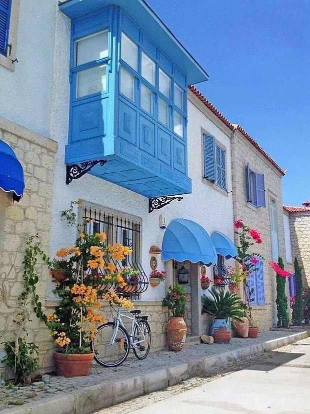 32 goz alici fotograf ile gezerken kaybolmanin bile keyifli oldugu alacati sokaklari